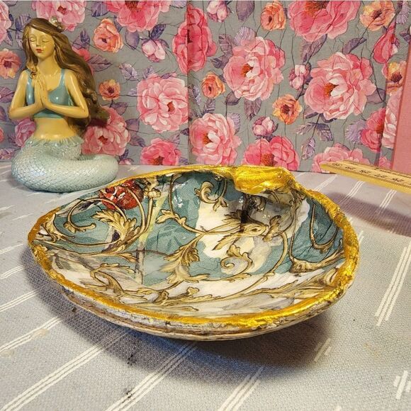 DECOUPAGE CLAM SHELL DECOUPAGE GOLD IVY ON A CLAM SHELL TRINKET DISH - Picture 7 of 10